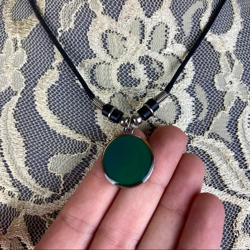 🌈 Color-Changing Mood Necklace 🌈 - Picture 5 of 8